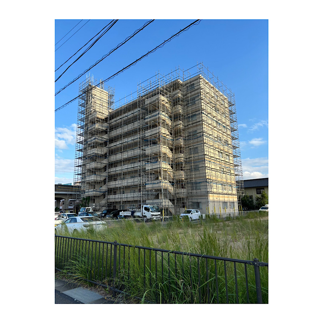 瑞穂市マンション足場工事　瑞穂市マンション外壁改修工事　大型マンション足場見積り アイキャッチ画像