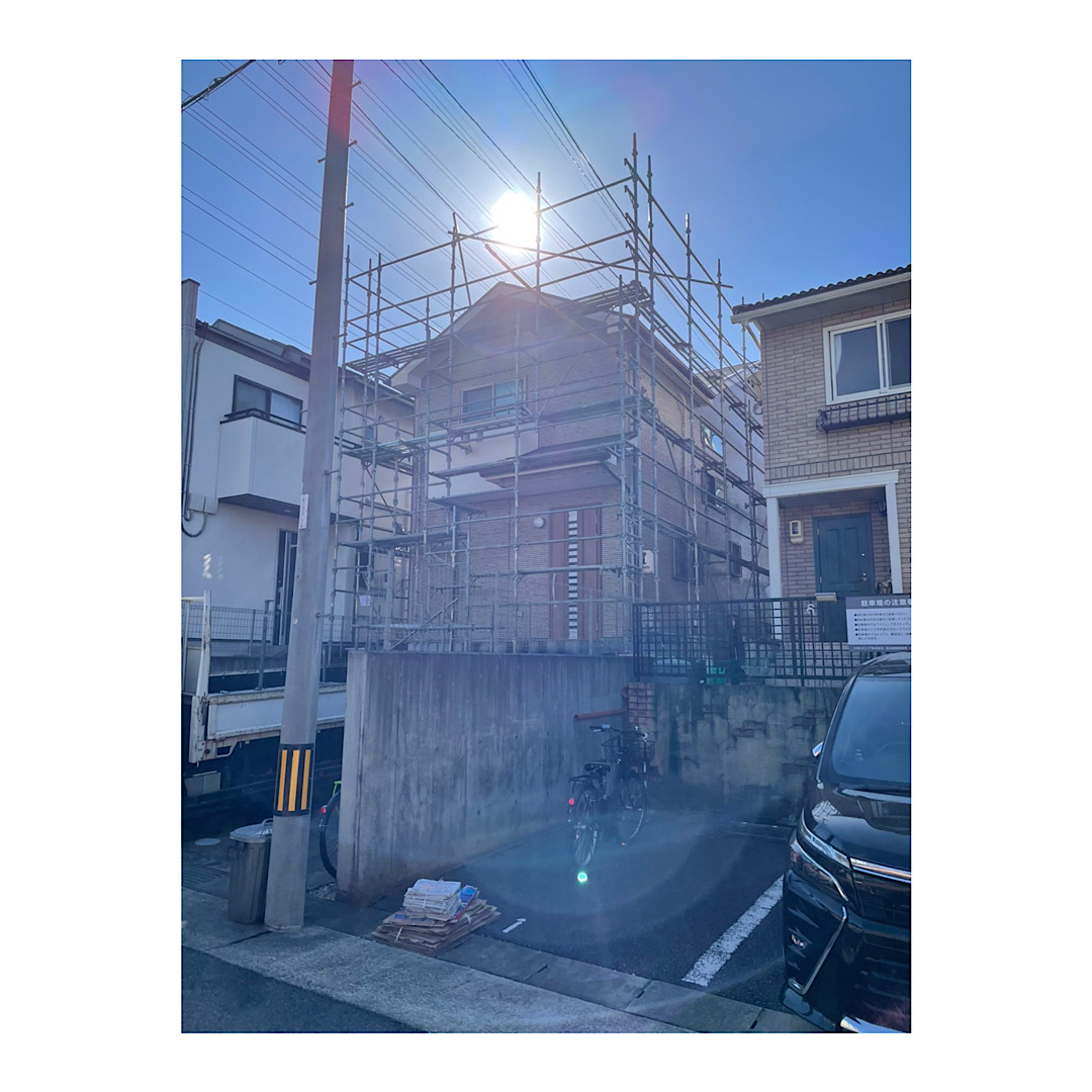 戸建ての屋根塗装用足場　ソーラーパネル取り付け工事用足場　屋根カバー工法用足場 アイキャッチ画像