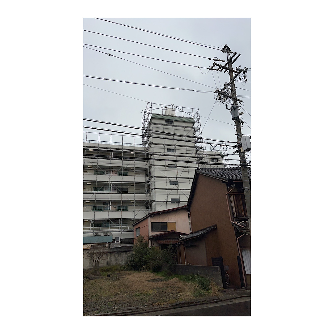 大型マンション足場工事 仮設工事 画像