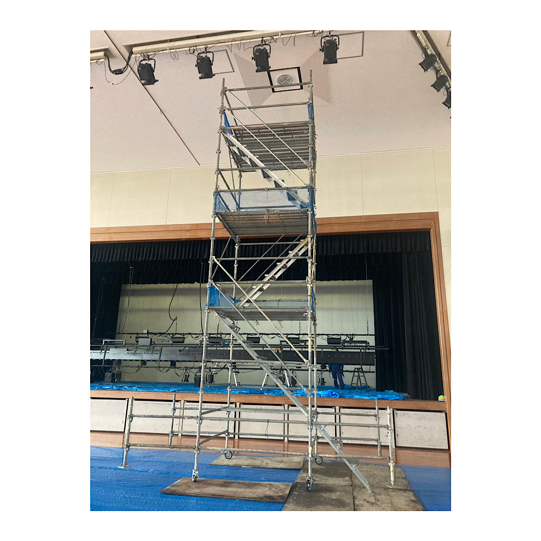 体育館照明用　ローリング足場工事 画像