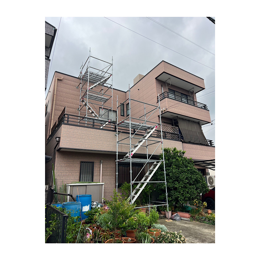 ３階建て住宅　昇降用足場組み立て工事 画像