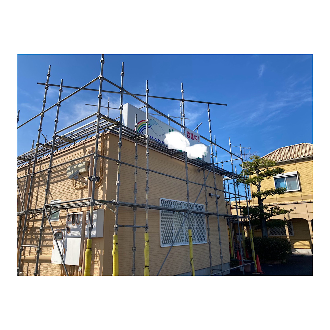 商業施設外壁リフォーム工事用足場 画像