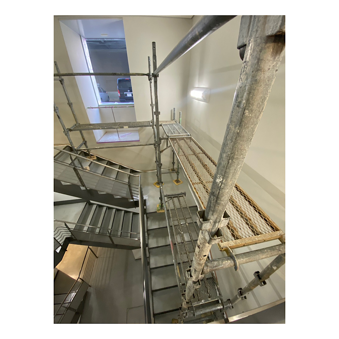 商業施設足場組み立て工事 内部ステージ足場 画像