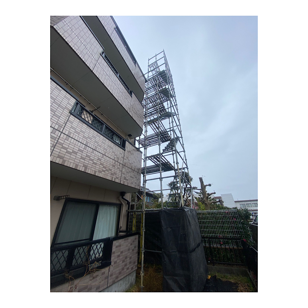 昇降用足場組み立て工事 画像