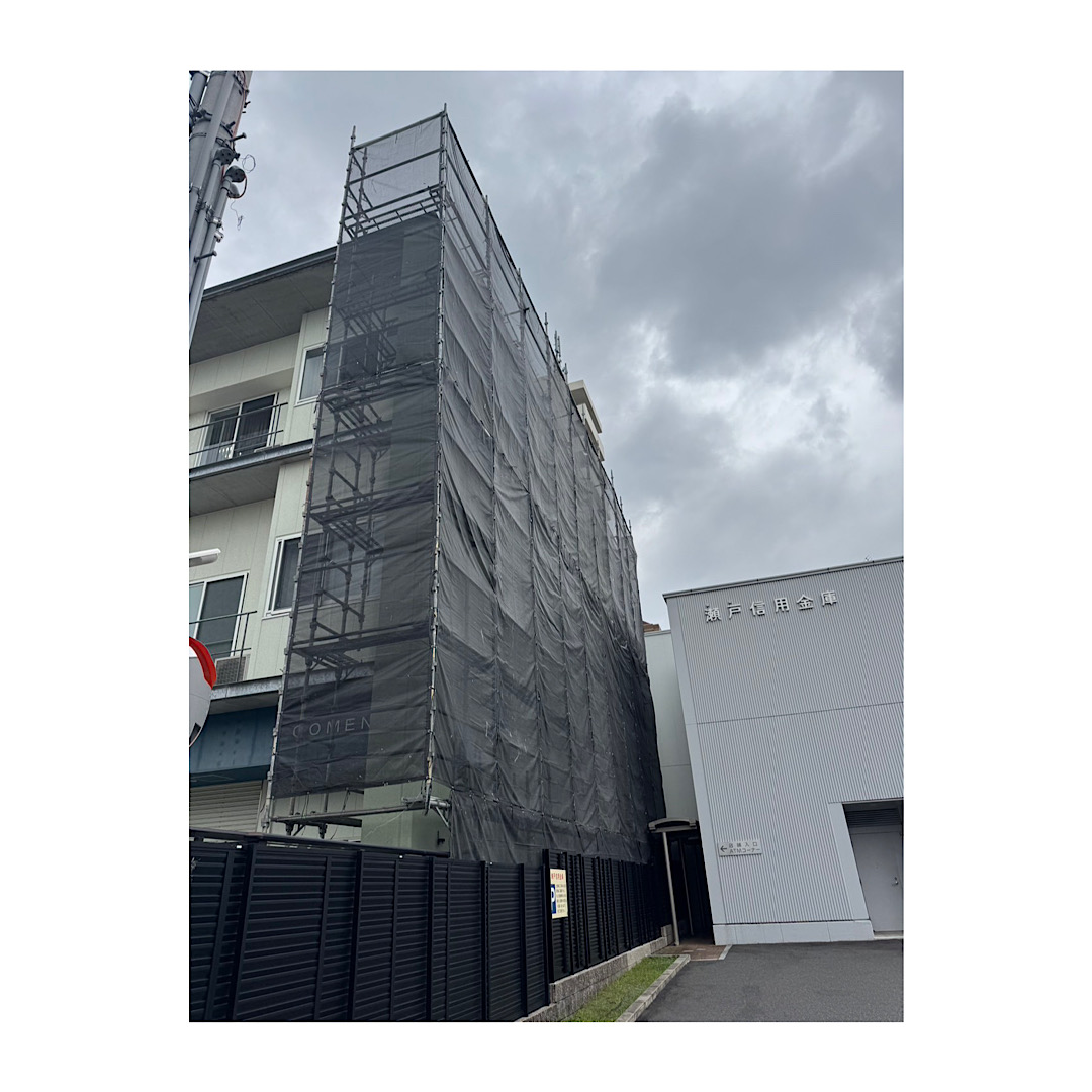 商業施設の足場組み立て工事 画像