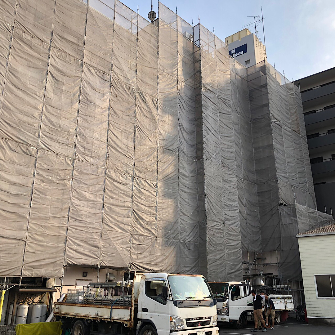 愛知県名古屋市中区 マンション足場組み立て工事。 写真