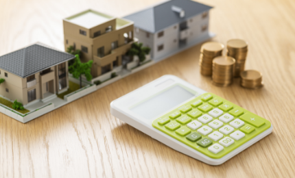 電卓と住宅模型　イメージ