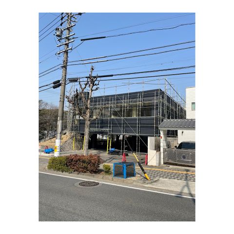 商業施設外壁改修工事用足場　商業施設防水工事用足場